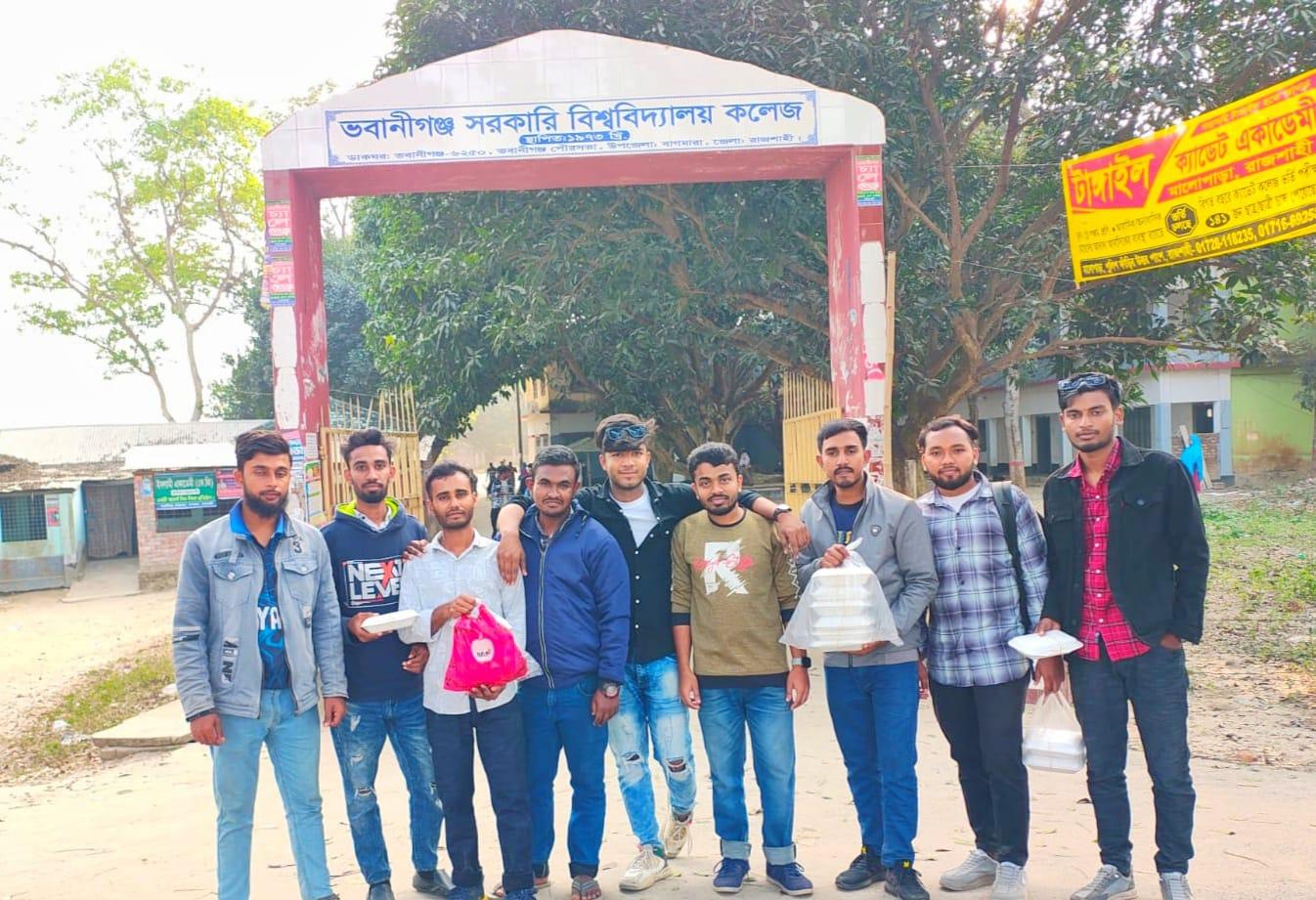 বাগমারায় ভবানীগঞ্জ সরকারি কলেজের শিক্ষার্থীদের উদ্যোগে দুস্থদের মাঝে খাবার বিতরণ
